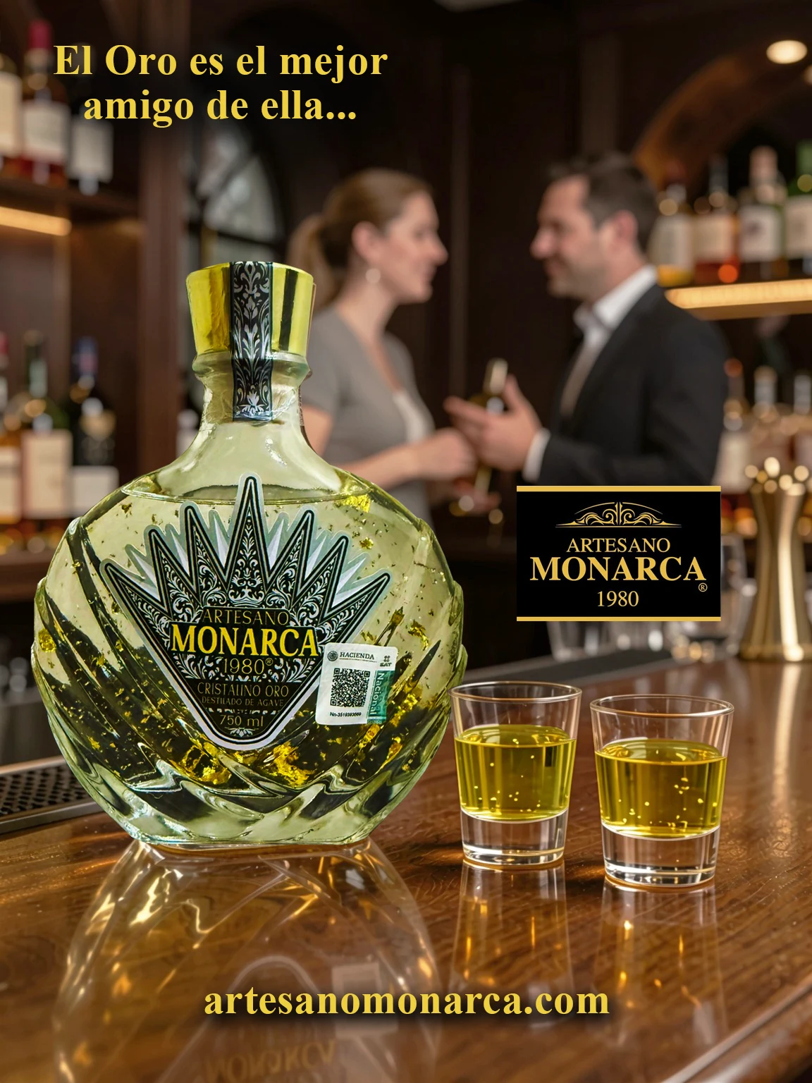 Botella de Cristalino Oro Artesano Monarca en una barra con dos caballitos y una pareja de fondo